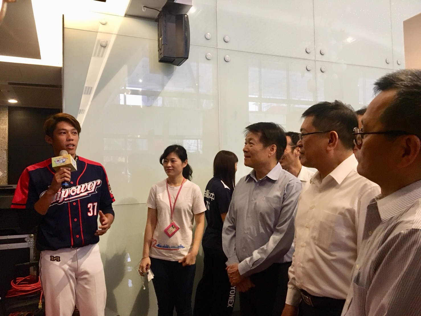 本屆亞運中華隊棒球員蔡偉凡(左一)於展場分享球隊培訓心得