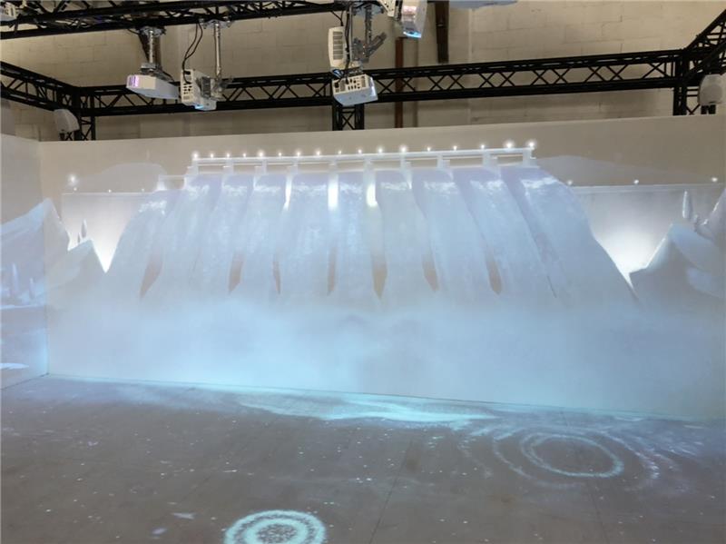 展品以光影投射方式，呈現水壩排水發電。