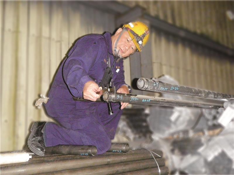 台中發電廠鍋爐組專配技術高級專員李金安，106年獲台電第一屆卓越技術大師獎，每天帶領隊員面對鍋爐維修工作的挑戰。