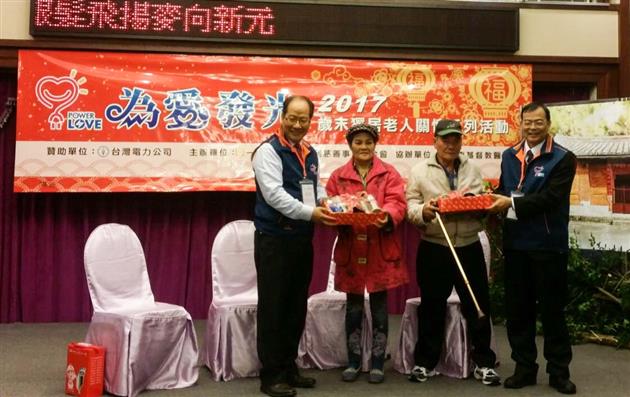台電總經理鍾炳利(右一)與一粒麥子基金會董事長呂信雄(左一)特別準備悶燒罐及養生杯的年禮,祝福長者「健康滿罐、瓶瓶安安」!