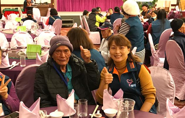 93歲的李阿公(左)是第8次參加活動,也是今天年紀最長的男性長輩。他表示「每年都很期待下次還可以參加!」