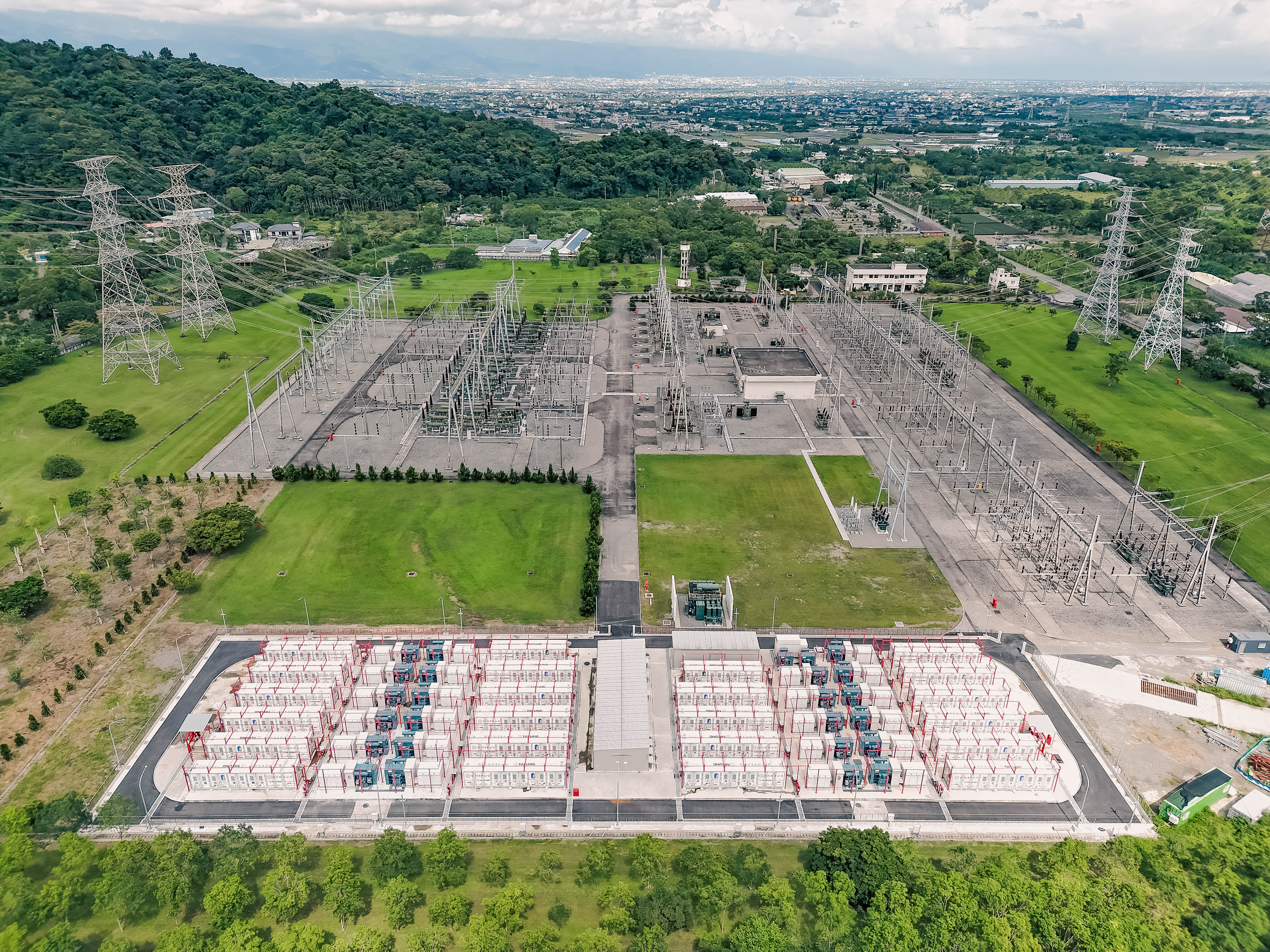 台電攜手大同智能,於冬山超高壓變電所建置23個儲能貨櫃,占地約1,600坪,打造60MW/85MWh儲能系統。