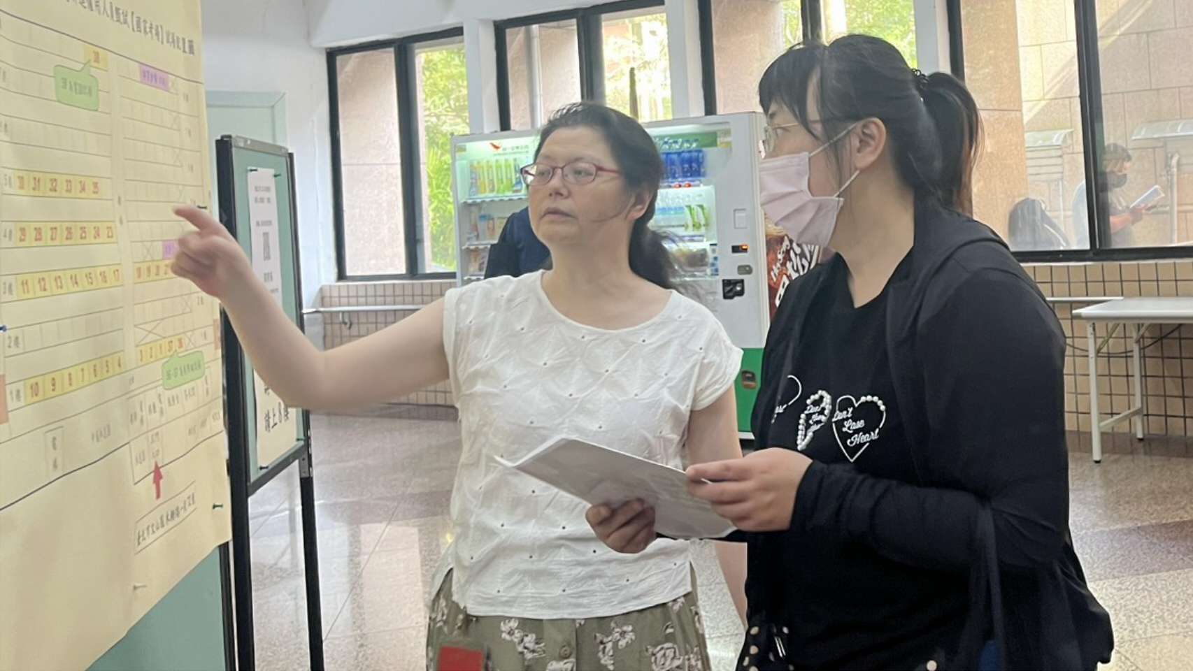 圖說:台電2025新進僱用人員甄試登場,考生於入場前確認考場位置。