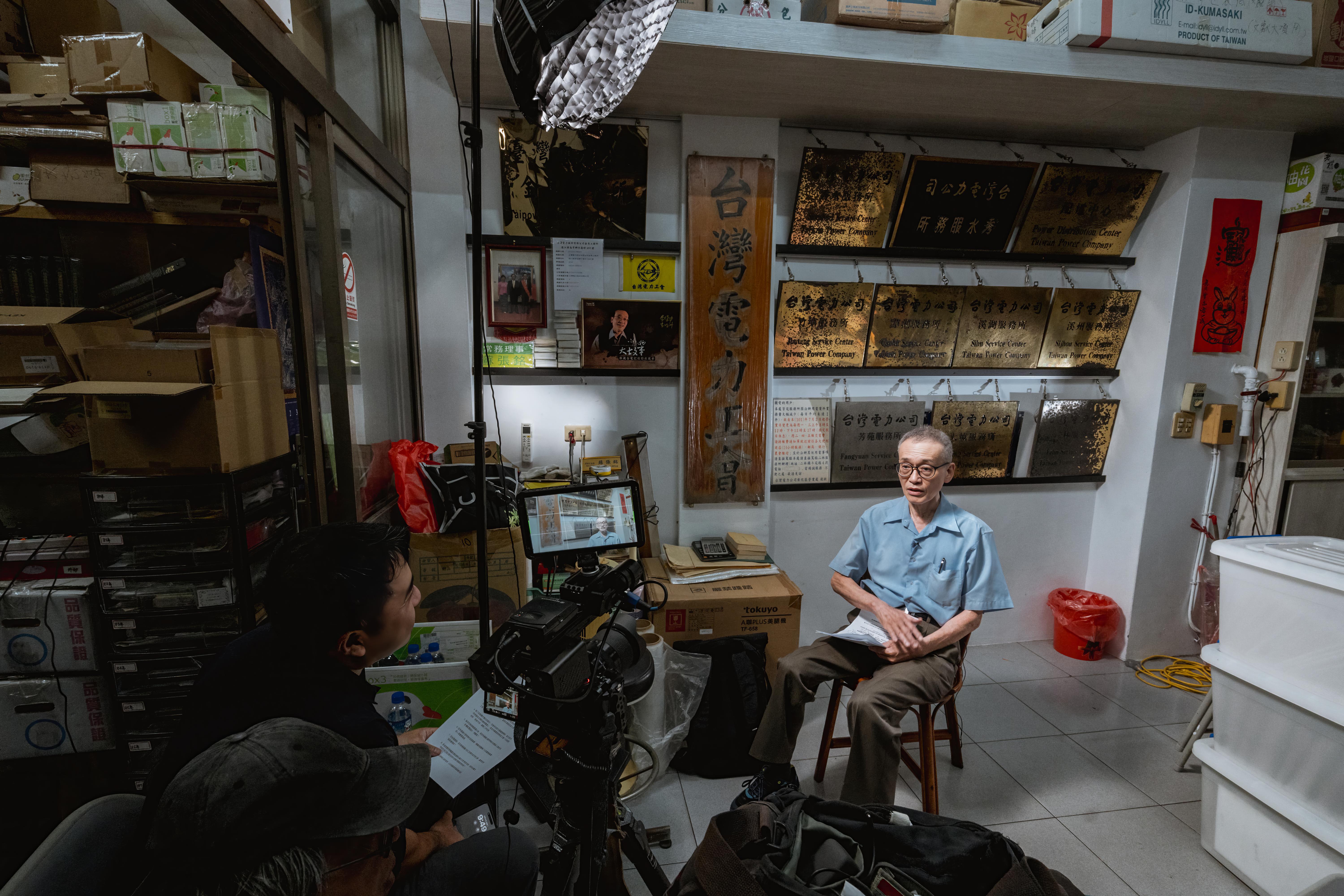 Taipower is promoting oral history work, inviting more than 65 retired electrical industry workers to share their career experiences and life stories. Pictured here, retired Taipower worker Su Chang-Ming is interviewed.