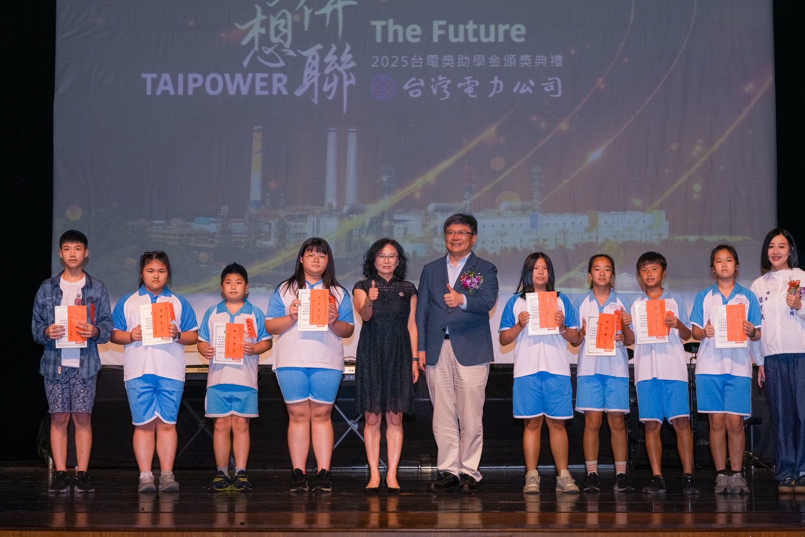 台電今日串聯全國20座電廠聯合頒發獎助學金,主場通霄電廠回饋在地學子近千人,合計發出近600萬獎助學金。現場由台電董事長曾文生(中右)及苗栗縣副縣長邱俐俐(中左)等貴賓共同頒獎,鼓勵獲獎學子。