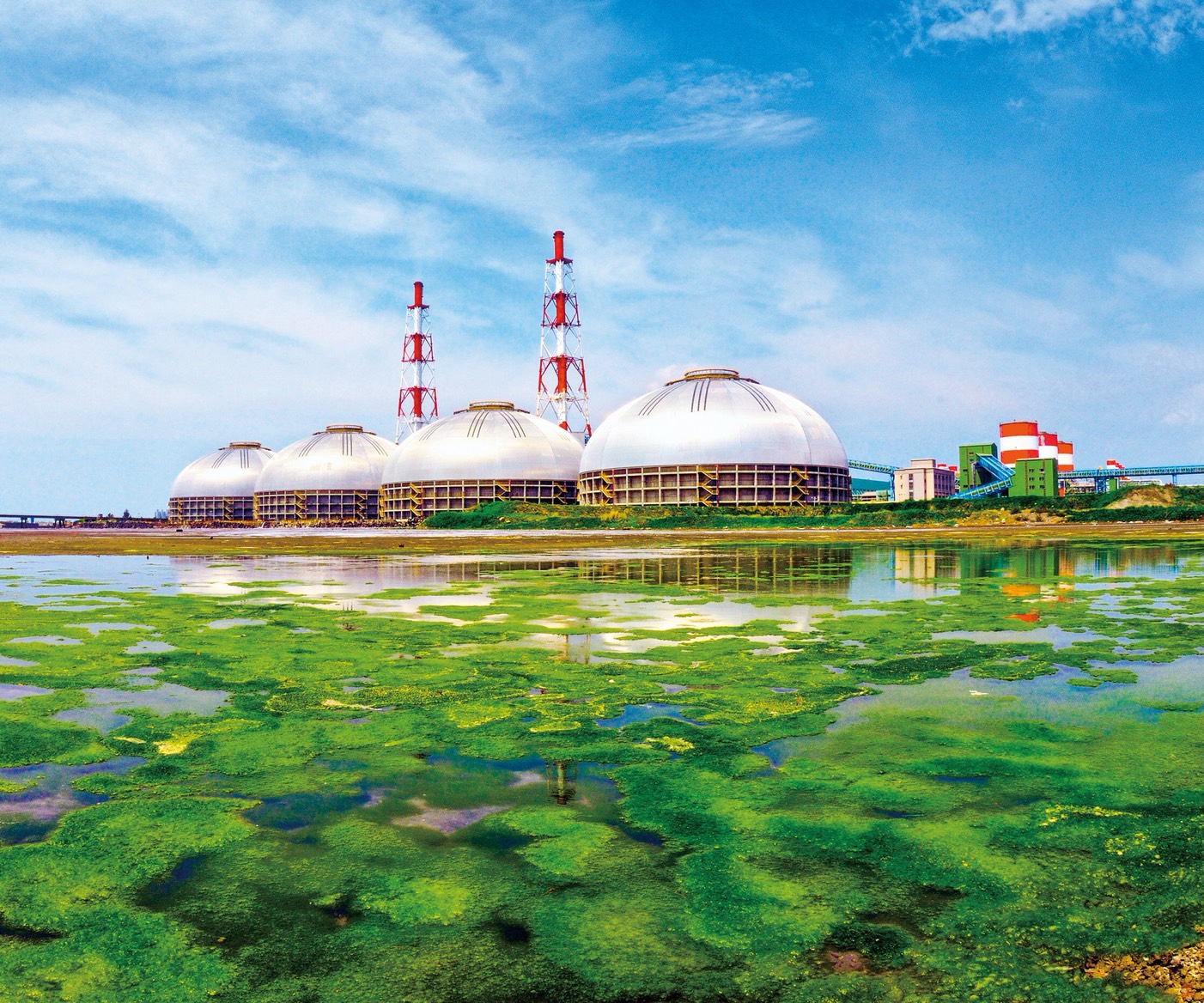台電兼負穩定供電的艱鉅任務,興達電廠仍會盡最大努力,為全民供電服務,並兼顧高市府再加嚴的要求