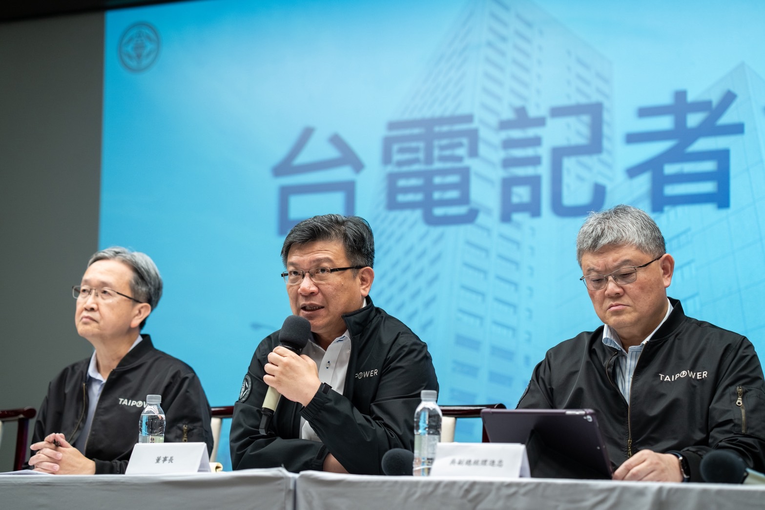 台電今(23)日召開記者會，由台電董事長曾文生主持。台電核心任務是確保供電穩定和安全，所有調度措施皆以相關法規及環保承諾進行，機組運轉資訊亦於官網公開揭露，卻仍頻遭特定人士片面指控。台電盼公共討論及評論能基於事實，讓第一線台電同仁為穩定供電所作努力不被誤解扭曲。.jpg