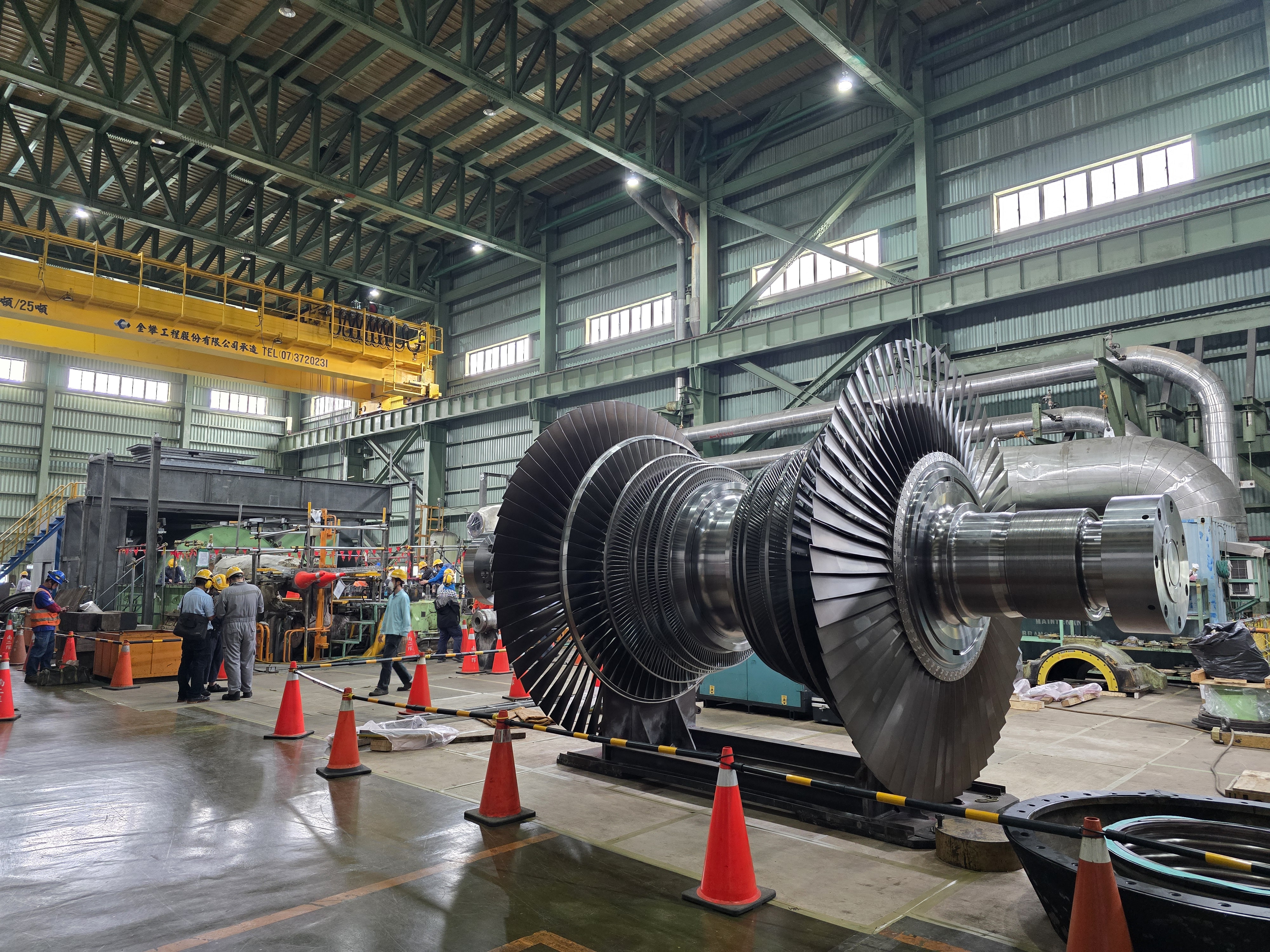 台電同仁全力出動,進行興達電廠燃氣1號機低壓轉子更換作業。