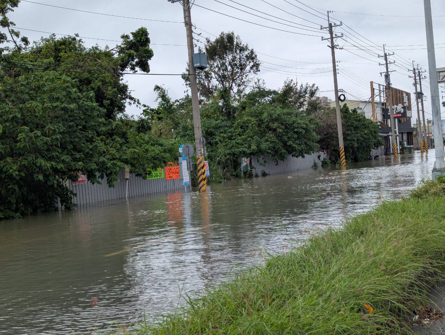 因豪大雨造成嘉義縣逾9,600戶停電，經搶修已全數復電，台電將嚴陣以待，若發生停電事故，將積極搶修儘快為民來電。圖為今日嘉義縣淹水情形。