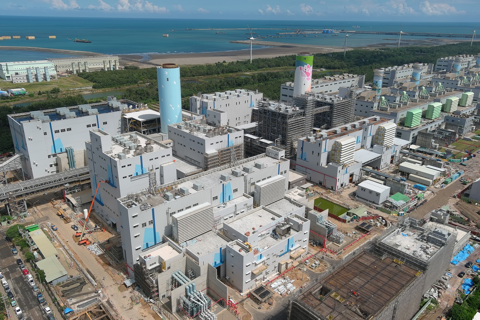 大潭電廠是北部地區重要的電力來源,配合用電需求成長台電於2017年即展開燃氣機組新建工程,打造3部總裝置容量316萬瓩燃氣複循環機組,其中大潭8、9號機已於去年上線供電;7號機亦將於夏季尖峰來臨前加入供電行列,提供穩定低碳電力。