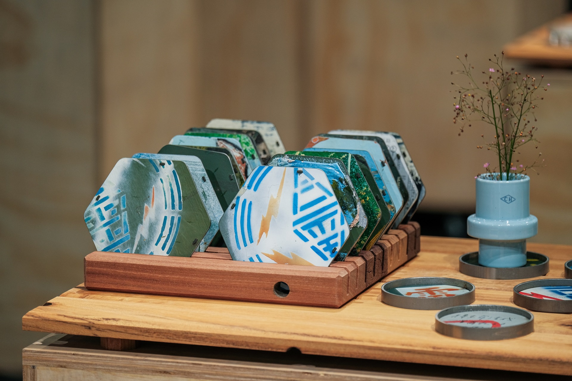Taipower transformer box table trivets have recently been trending on Threads. These functional artworks, which combine the utility of an insulated trivet with unique "heritage landscapes" and embody the beauty of old items being reborn, attracted an enthusiastic response from netizens. 