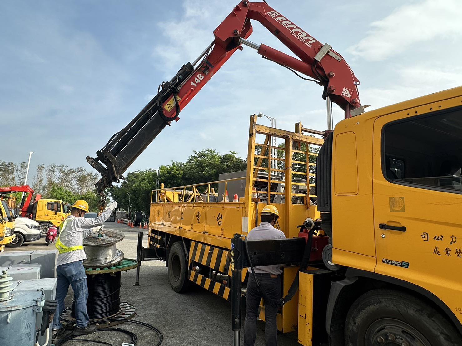 圖說:台電已完成防災設備及備料盤點作業,並部署近8,000搶修人次、備妥車輛與機具待命。