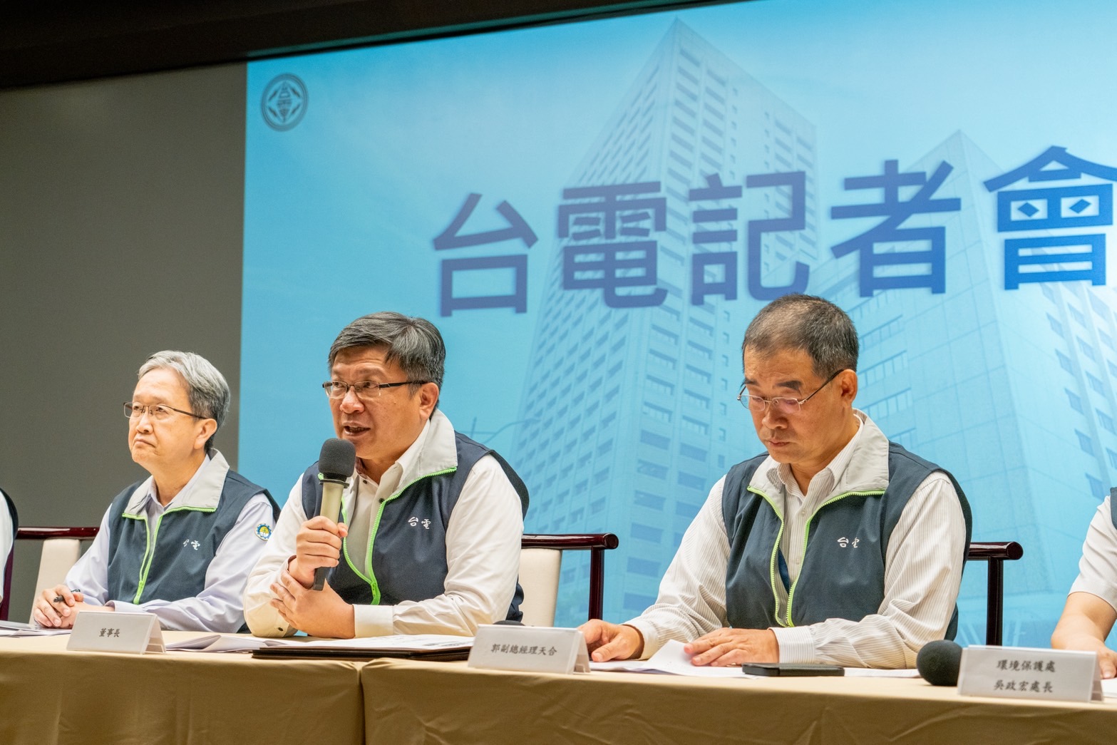 In response to public concerns regarding the permit status of Taichung Power Plant's generating units, Taipower Chairman Wen-Sheng Tseng held a press conference today, stressing that all plant operations are conducted in accordance with relevant laws and regulations. He reiterated that achieving coal-free power generation at the Taichung Power Plant is indeed Taipower's goal, but the Company's foremost responsibility is to ensure a stable power supply, but not at the cost of having no electricity.