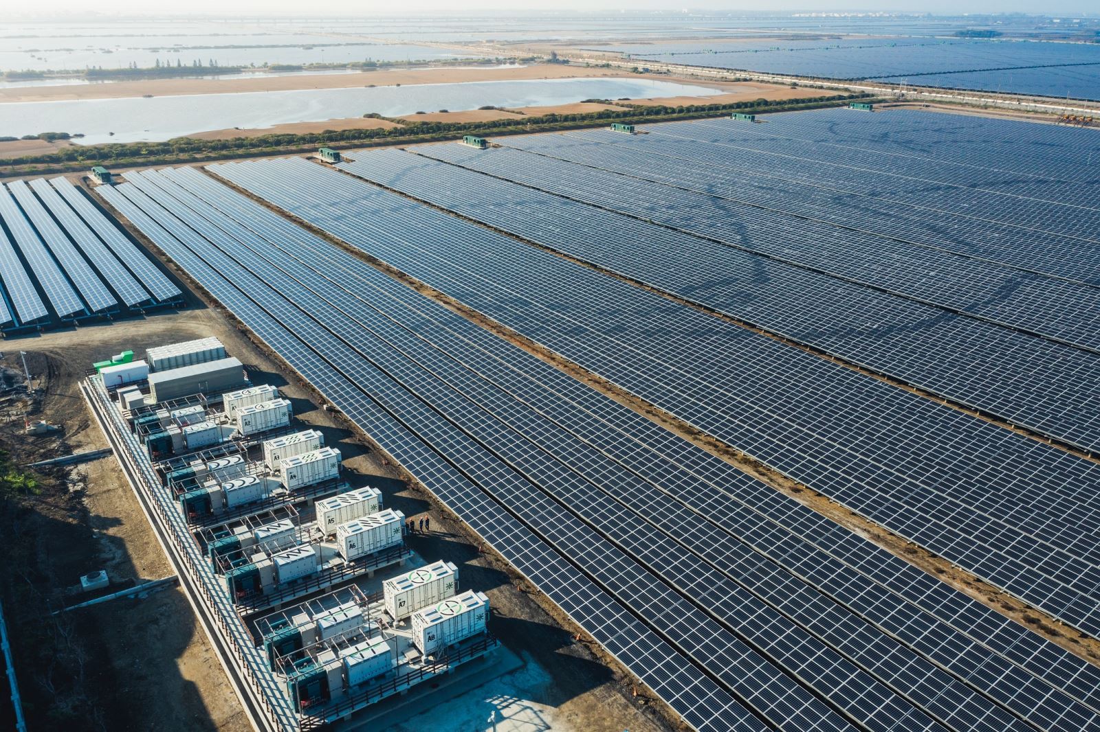 台電113年度小額綠電明(13)日正式起跑開賣,總額2千萬度綠電,將於經濟部標準局國家再生能源憑證中心綠電媒合平台公開標售。圖為台電台南鹽田光電場。
