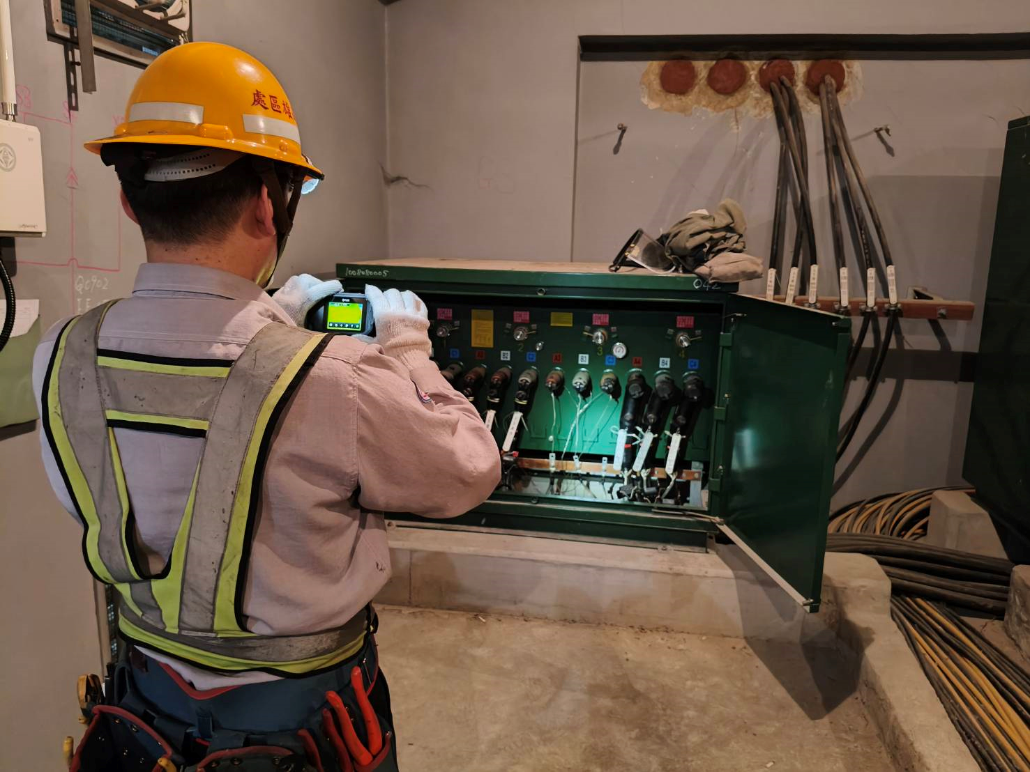 Today, Taipower deployed over 4000 personnel to conduct line maintenance and protection inspections covering power distribution, transmission, and generation systems, aiming to strengthen energy supply resilience. Pictured: Taipower personnel conduct an infrared ray inspection.