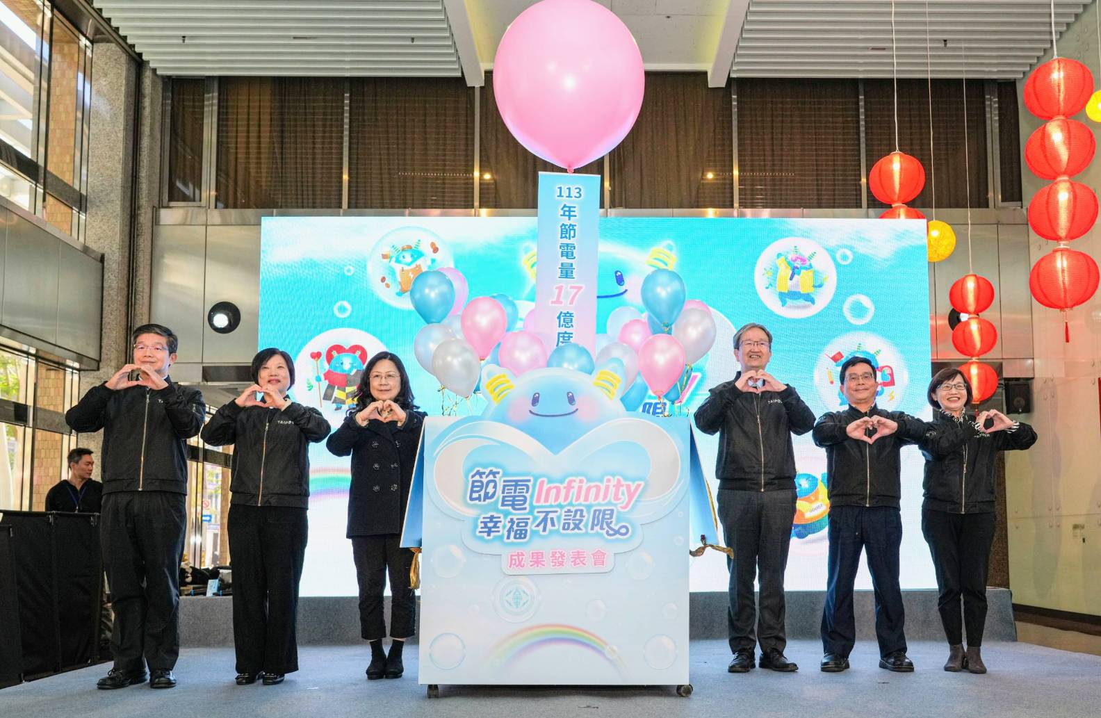 台電14日上午舉行2024年節電成果發表活動,公布去年民生用戶總節電量達17億度。(由左至右為台電配電處處長黃銘宏、台電業務處處長黃美蓮、經濟部能源署節能發展及管理組副組長羅蕙琪、台電總經理王耀庭、台電副總經理陳銘樹、台電公服處處長袁梅玲)