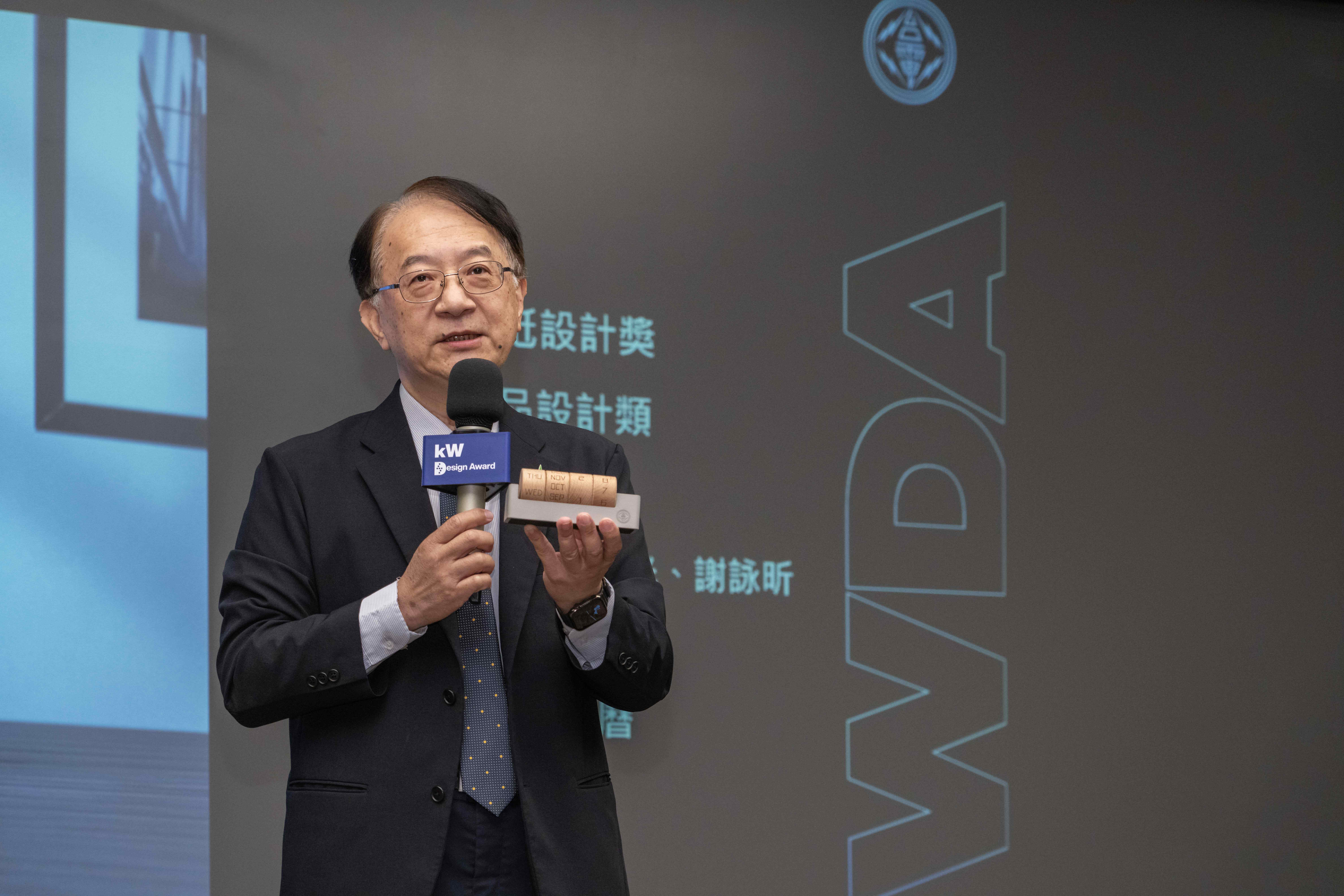 活動現場首度曝光第23屆得獎作品「台電萬年曆」實際量產成品,運用發電煤灰循環材料再製成企業禮贈品,讓創意成真。