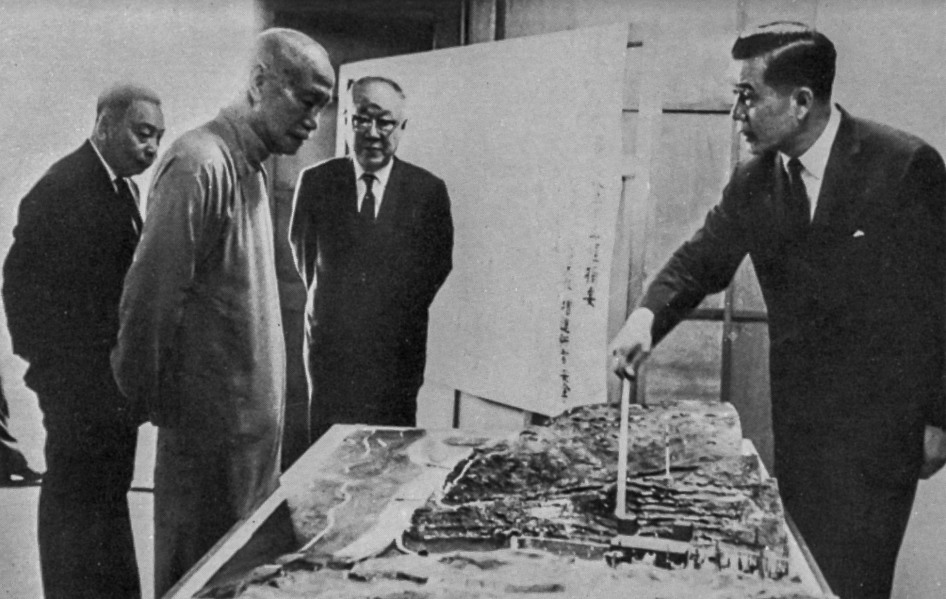1970年總統蔣公偕行政院蔣經國副院長巡視核一廠工地,由台電時任楊家瑜董事長陪同,聆聽經濟部孫運璿部長簡報之建廠工程概況。