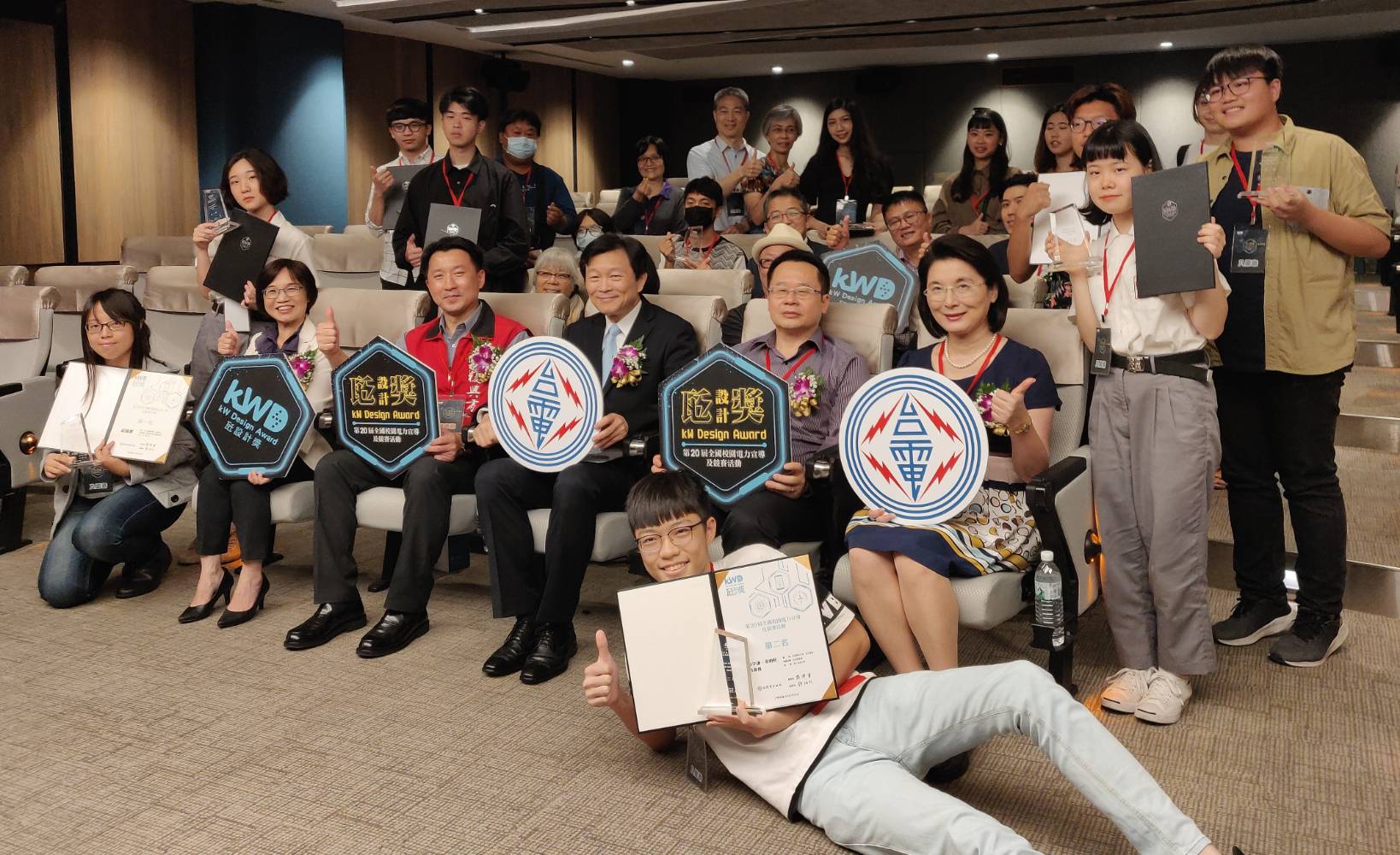 台電袁梅玲處長(左二)、復興商工副校長陳效宗、台電專總張廷抒、中國時報及旺報社長暨總編輯王綽中、景文科技大學校長洪久賢。