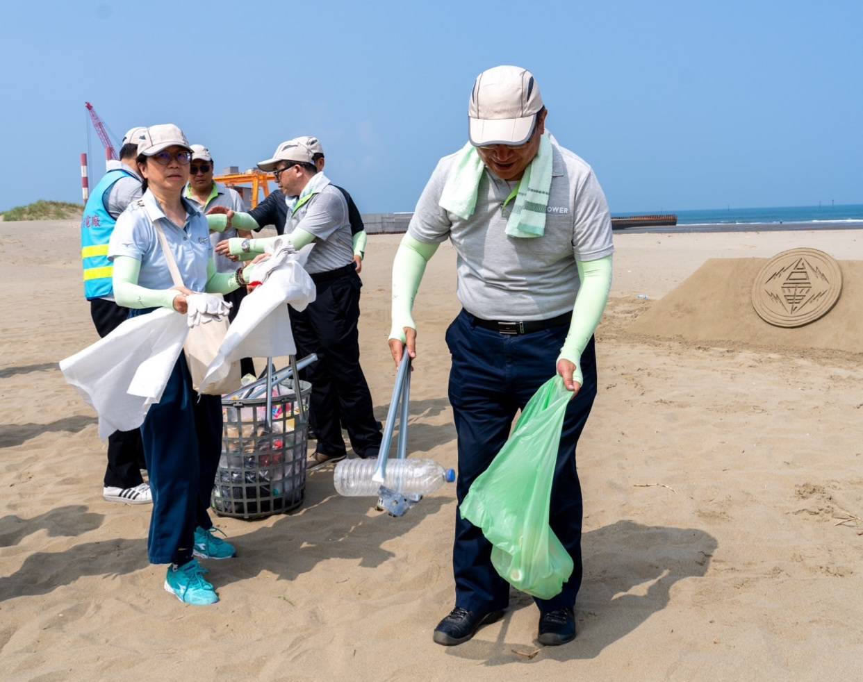 Taipower held the 2024 Joint Beach Cleanup event today. Chairman Tseng Wen-Sheng (center) led employees in the cleanup efforts.