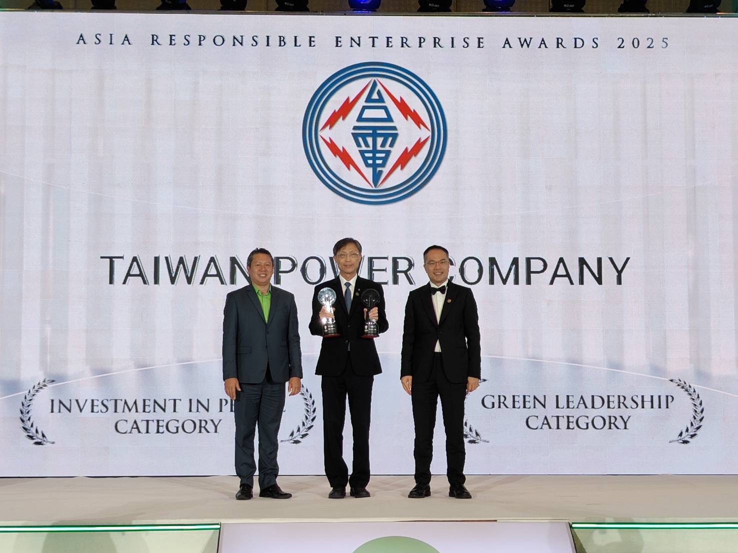 The Asia Responsible Enterprise Awards ceremony was held last night in Bangkok, Thailand. Taipower was represented by researcher Yung-Hsiang Chen from the Project Planning Department (center), who received the award from Vice Chairman of Enterprise Asia Dato' William Ng (right), and Co-founder of Green Transition Bao Nguyen.