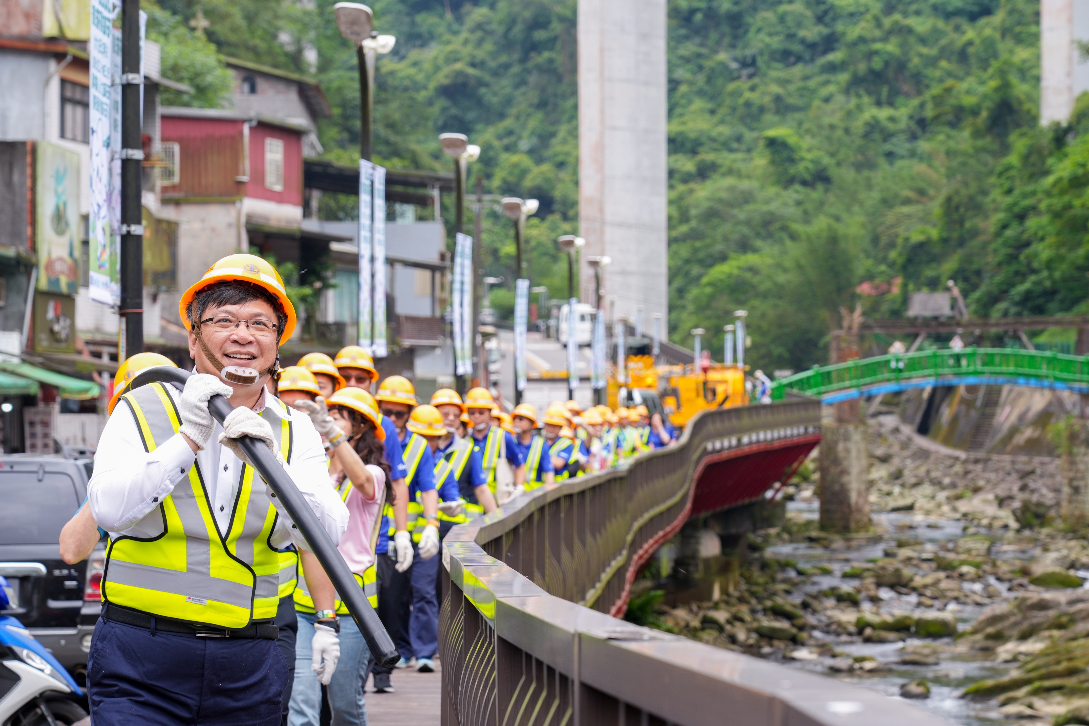台電董事長曾文生與台電同仁、現場貴賓一同體驗扛起長達60公尺、重約250公斤的電纜，親身感受台電人負重前行的辛勞。