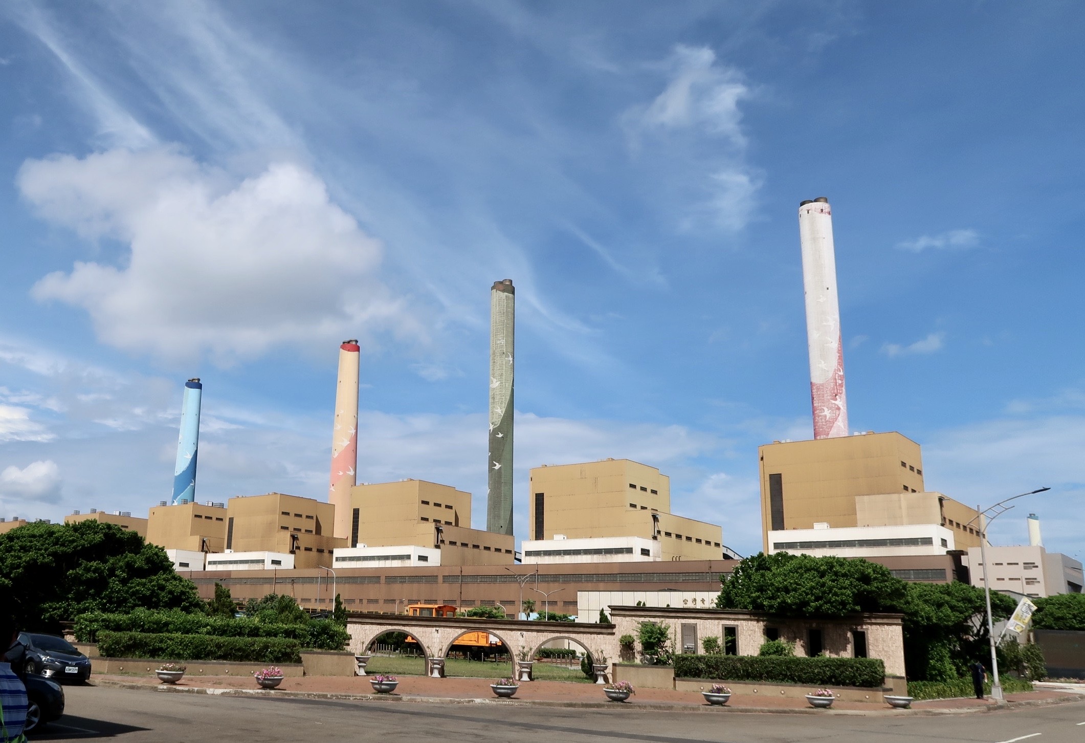 台電今日回應台中電廠機組許可證議題,表示電廠機組皆依法運轉,其中五部機已向台中市府申請展延中,配合市府審查權限並兼顧穩定供電。圖為台中電廠。