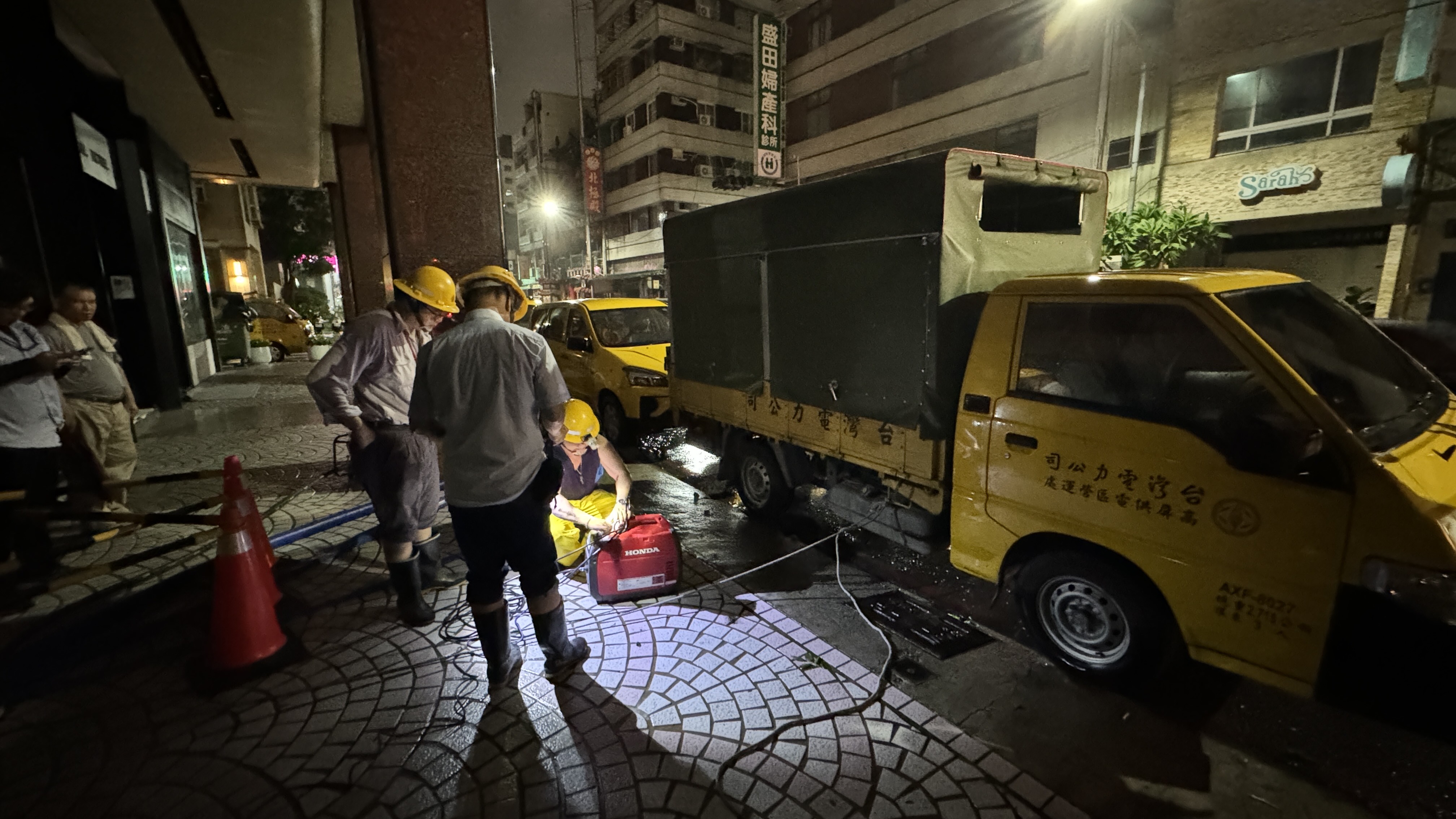 高雄地區淹水嚴重影響搶修,台電調度抽水設備,集中資源、加速解決淹水影響搶修問題。