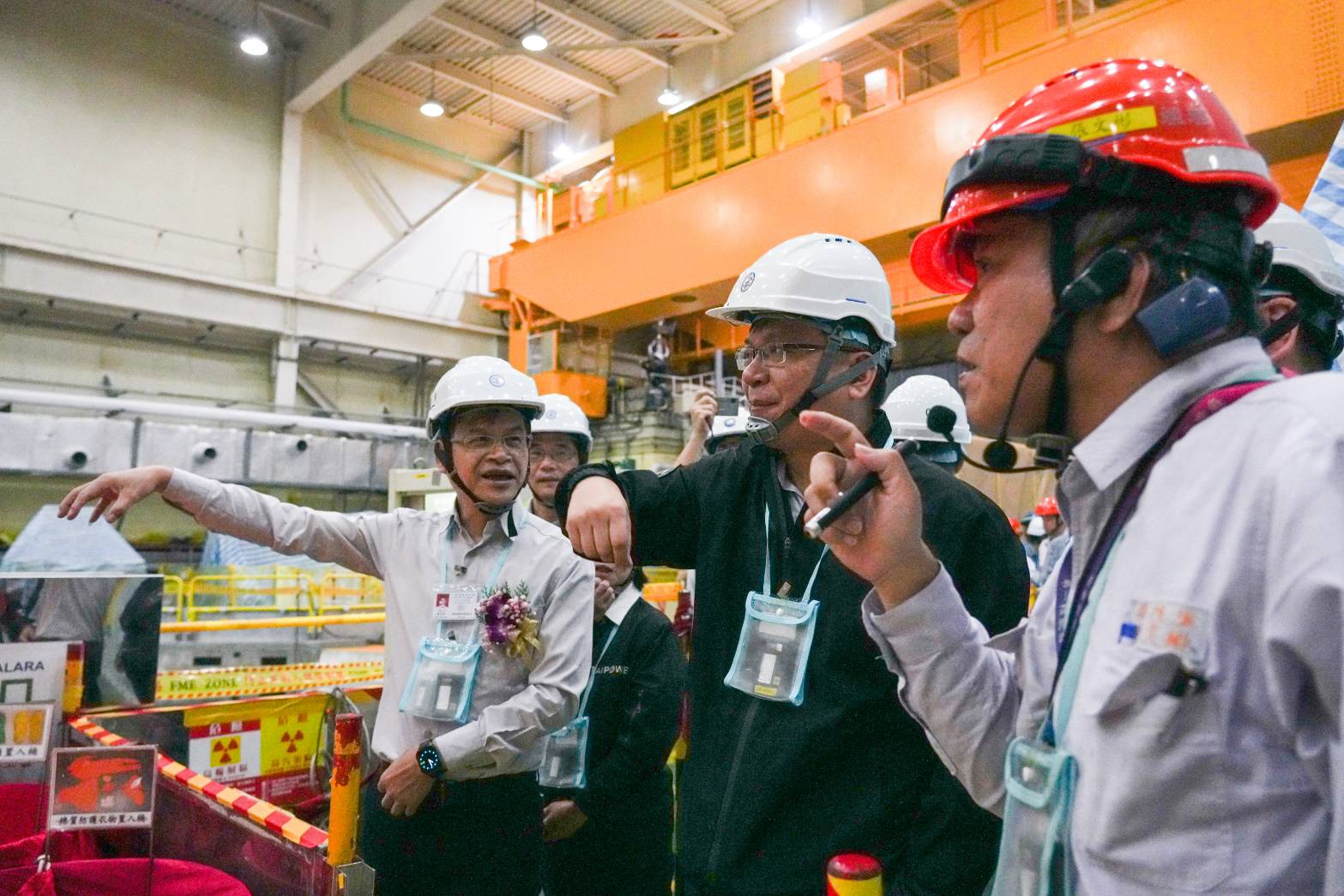 圖說:台電董事長曾文生前往1號機反應器廠房燃料池邊視察。