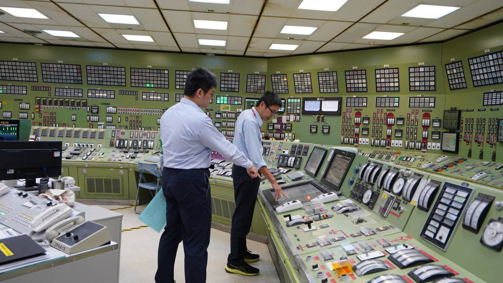 Unit 2 of the Maanshan Nuclear Power Plant was shut down today upon reached the end of its 40-year license. The unit began gradual power reduction at 1:00 p.m. Pictured: operators confirm power reduction in the plant's control room.
