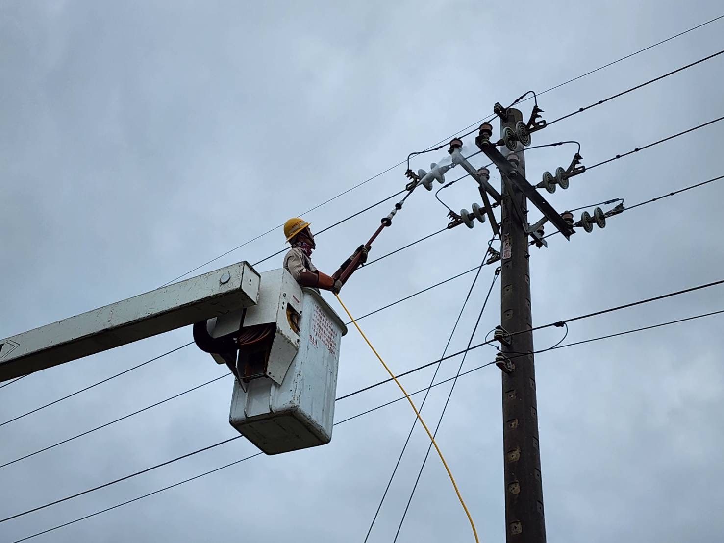 圖說:台電事前已於相關地區安排礙子清洗作業。