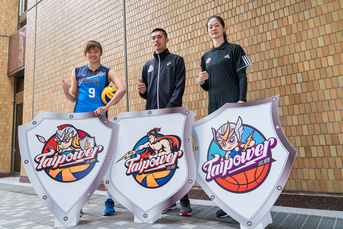 多位台電明星球員出席球隊LOGO發表會,左起為女排選手張秝芸、男排選手黃建逢、女籃教練林紀妏。