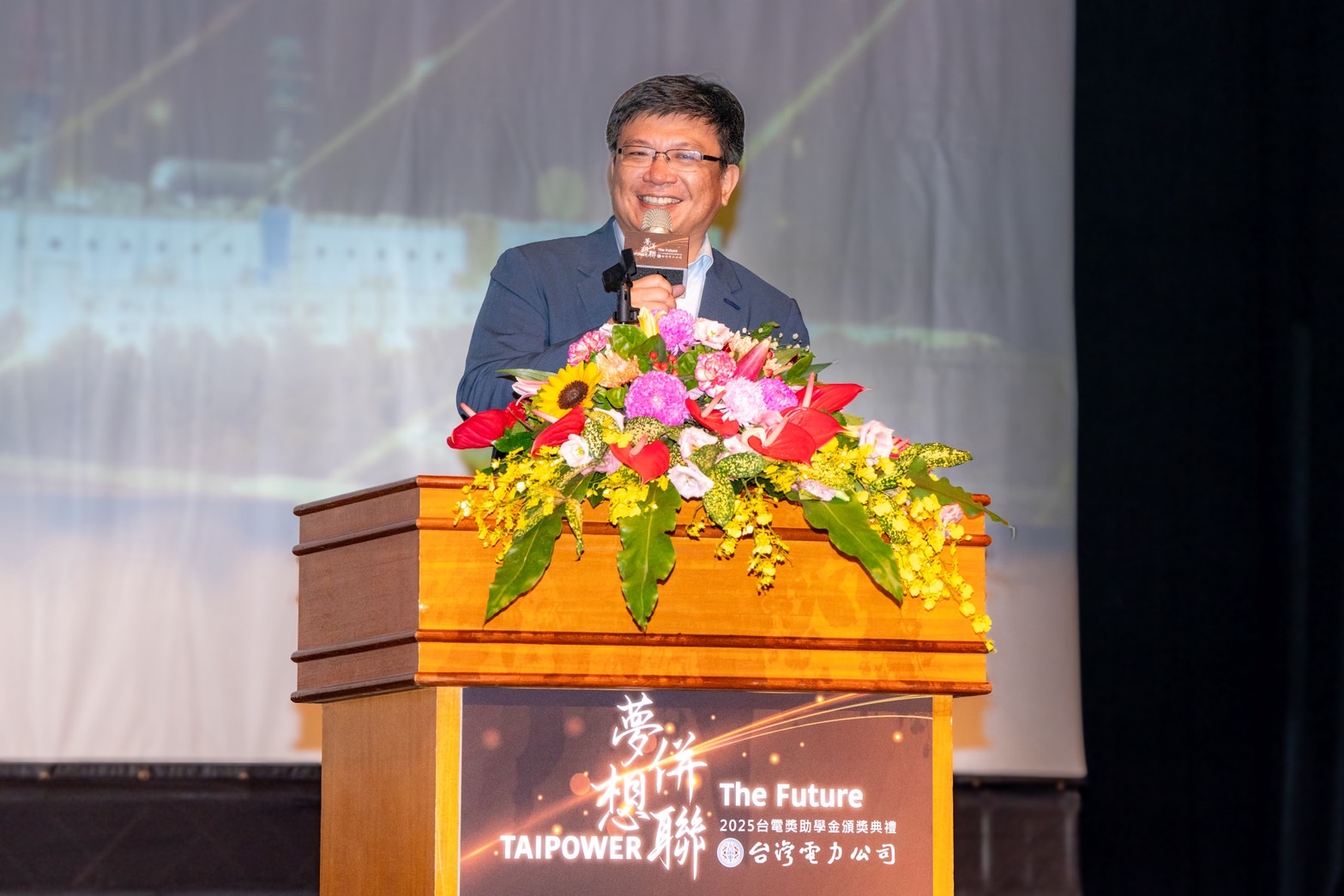 台電今(6)日舉行2025獎助學金頒獎典禮，今年主場選在苗栗通霄電廠。圖為台電董事長曾文生致詞。