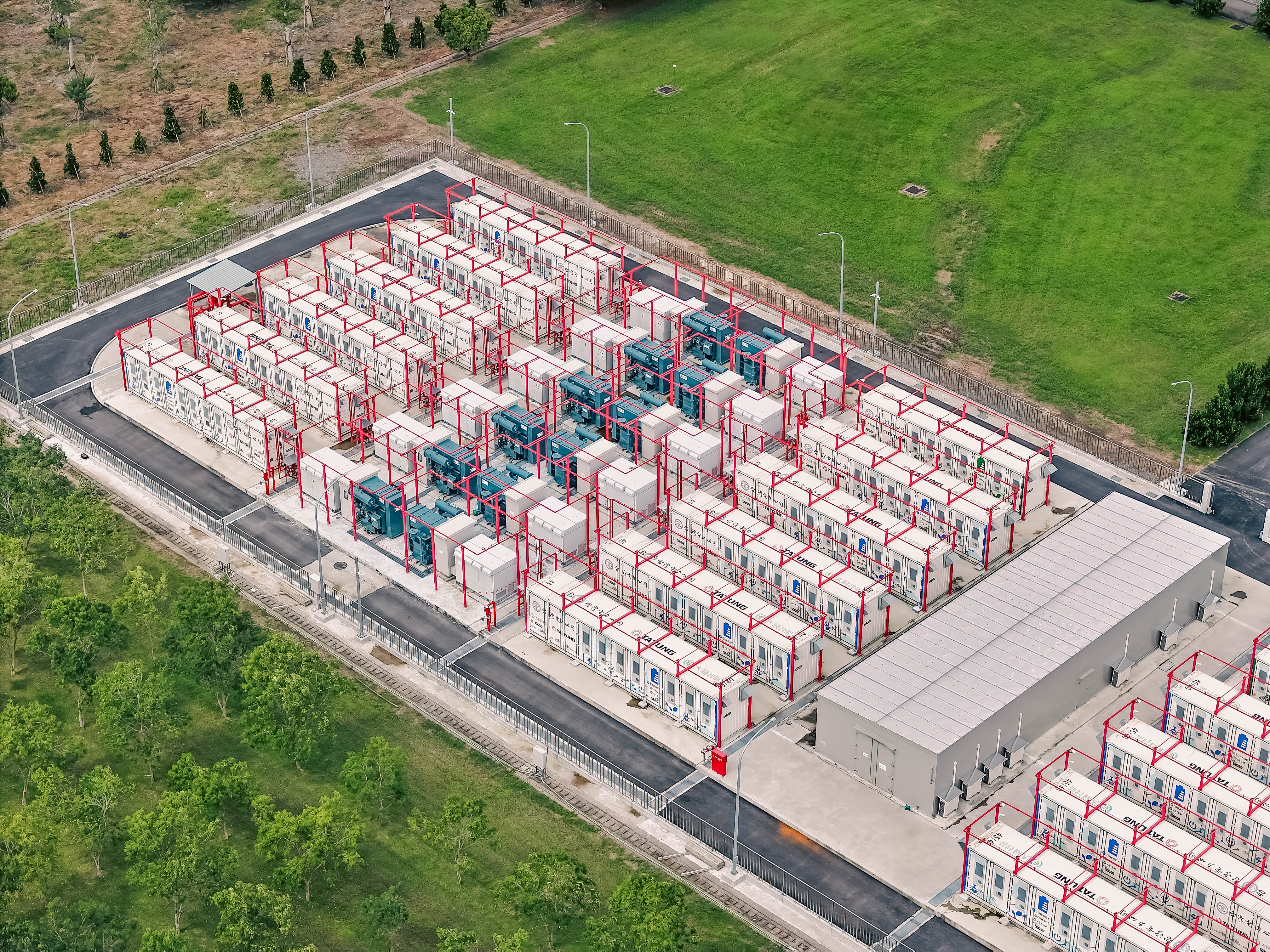 冬山儲能系統儲電量達8.5萬度,等同可滿足約8,000戶家庭一整天用電需求。