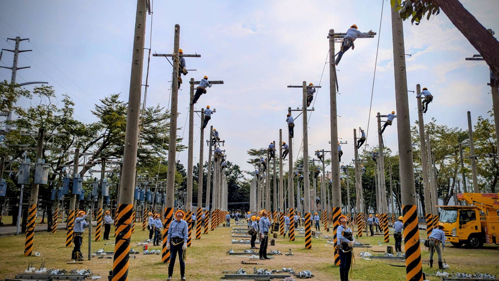 2026年台電僱用人員招考包含配電、輸電、變電、電機等共14類別專業人力。錄取者於工作訓練期間起薪約3.7萬元。