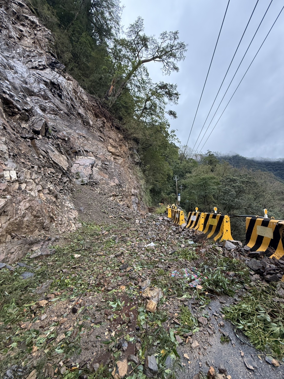 圖說:梨山地區發生大量山石滑落及路基損壞無法通行,阻礙台電機具、設備進入山區搶修。圖為台8線99.1K坍方狀況。