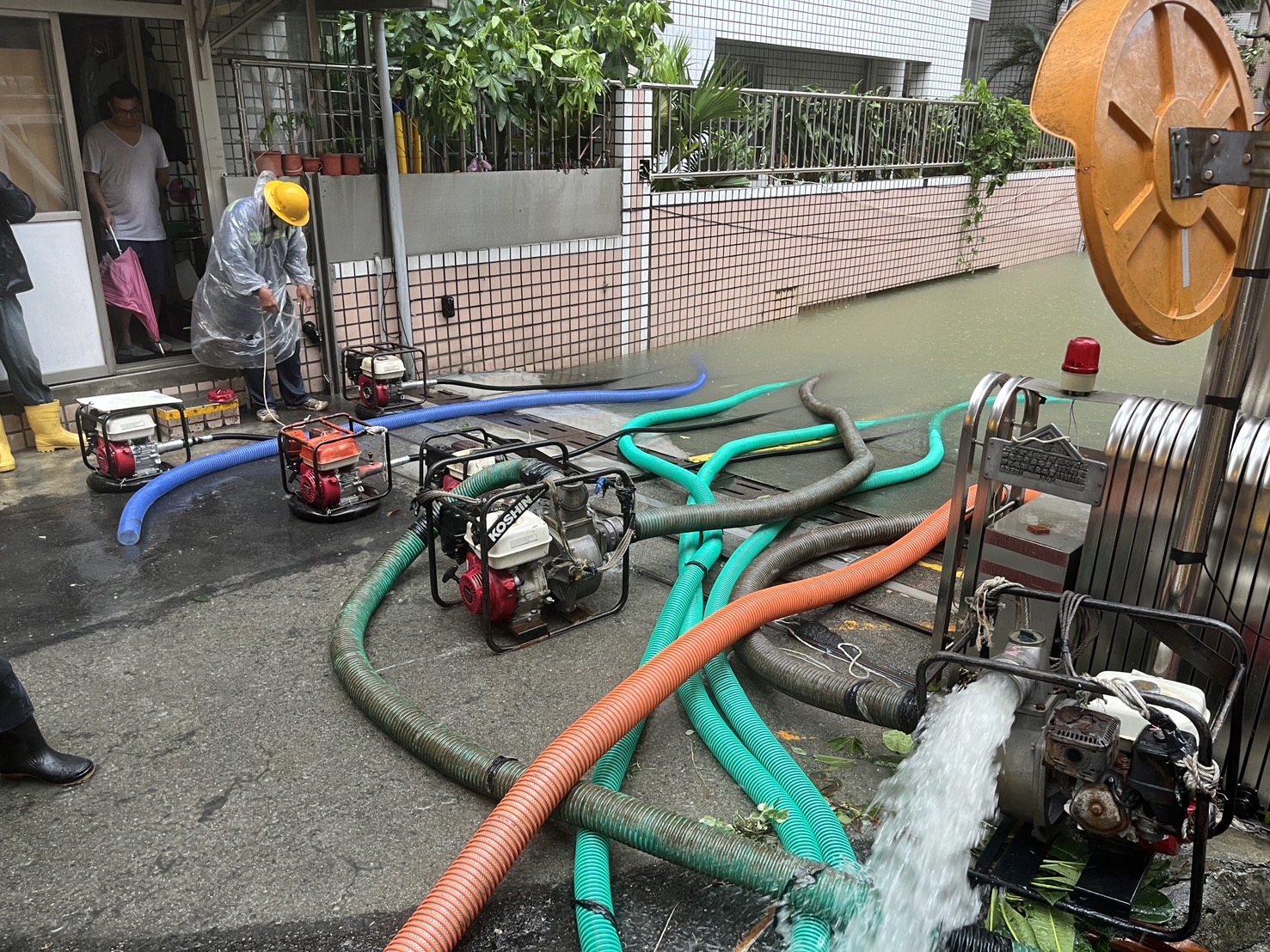 高雄市三民區一處大樓地下室淹水,台電已調度抽水機,加速解決淹水影響搶修問題,後續將視設備受淹水損害程度,積極進行設備汰換工作。