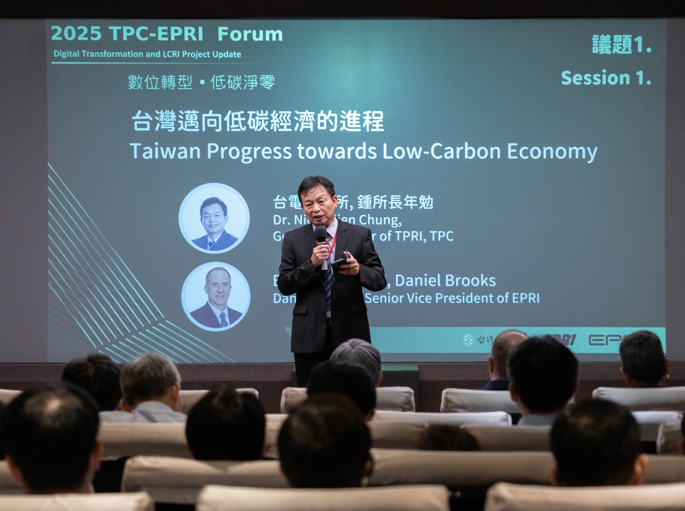 台電綜合研究所所長鍾年勉代表分享台電能源系統轉型策略，說明台電將以「淨零轉型、數位轉型、韌性調適」三軸並進，邁向淨零永續。