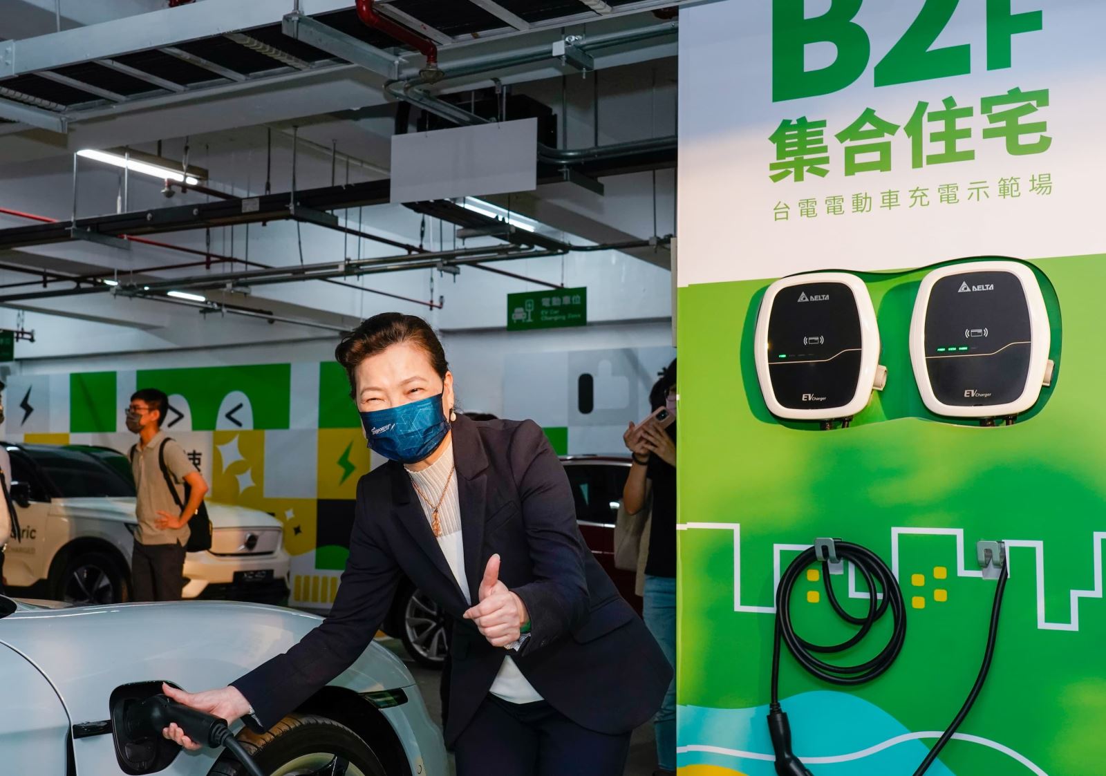 台電今舉辦電動車充電示範場開幕儀式,現場由經濟部長王美花為電動車充入第一度電,共同見證全國首座整合既有地下停車場的示範場啟用,將作為住宅用充電樁設置範例。