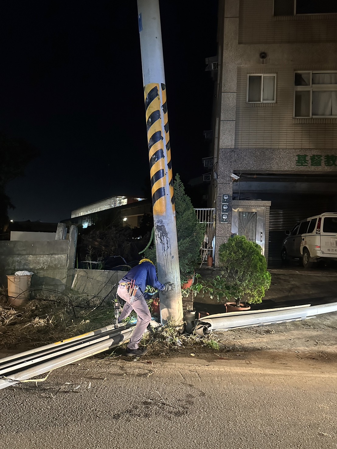 昨(6)日下午因航空城計劃統包商施工拉斷電桿,後續台電需清理斷桿、斷線,及需重新建桿、架線與接線等作業,直至凌晨修復完成。
