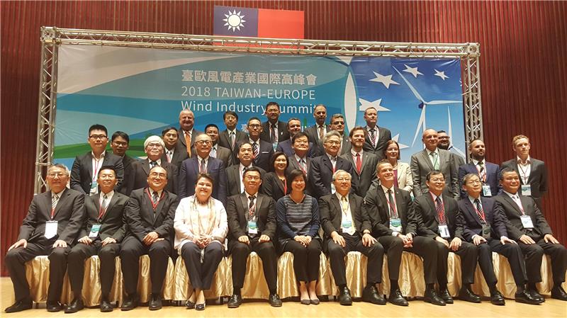「臺歐風電產業國際高峰會」今日上午於台中市政府新市政大樓舉行，與會貴賓及各離岸風電業者大合照。