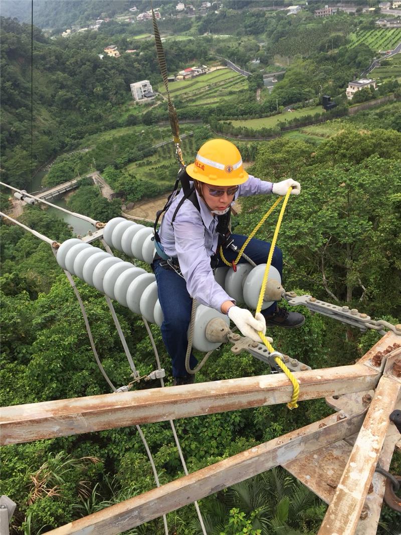 現任職於台電輸變電工程處北區施工處的汪信宏，是104年考取台電新進僱員「輸電線路維護」的生力軍，主要負責輸電鐵塔的架空線路工作，平時要在50至60公尺高的鐵塔上作業。