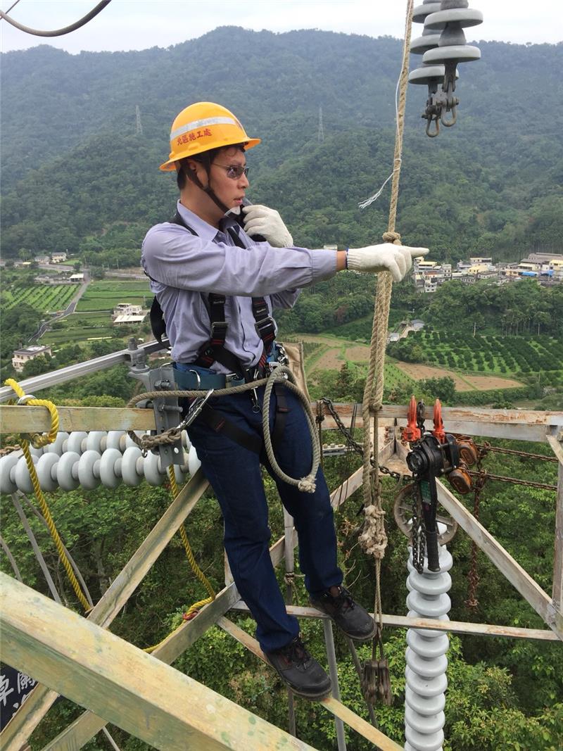 現任職於台電輸變電工程處北區施工處的汪信宏，是104年考取台電新進僱員「輸電線路維護」的生力軍，主要負責輸電鐵塔的架空線路工作，平時要在50至60公尺高的鐵塔上作業。