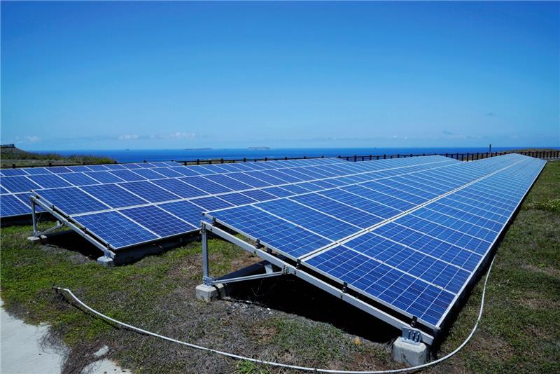 台電在七美綠能園區設置太陽光電系統，第一期計畫已建置155kWp的裝置容量，第二期再增設200kWp太陽光電系統，預計全年太陽光電發電量可達48萬度(照片為二期計畫200kWp太陽光電系統)