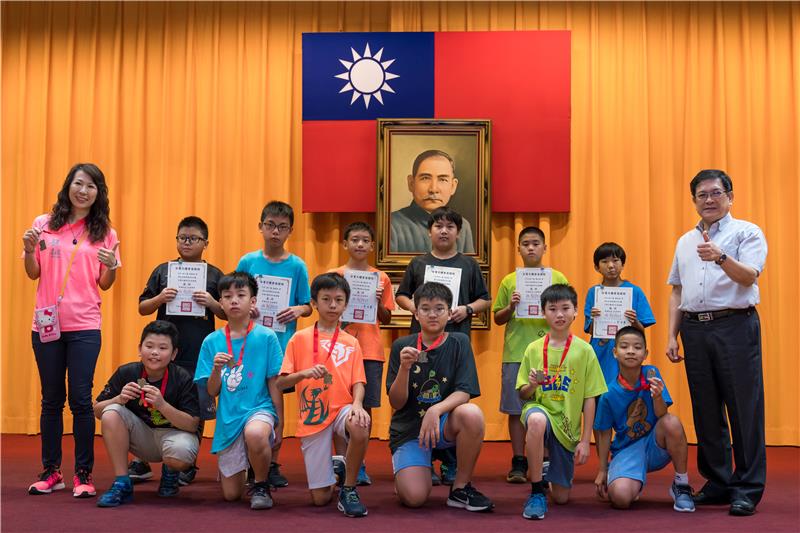 台電董事長楊偉甫頒發「超越自我」獎牌與獎狀，表揚學童合作及挑戰精神。