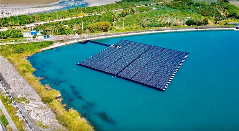 馬鞍後池水上光電站面積比約3.3%，共設置1040片高效能太陽光電發電模組，裝置容量300瓩(0.3MW)。