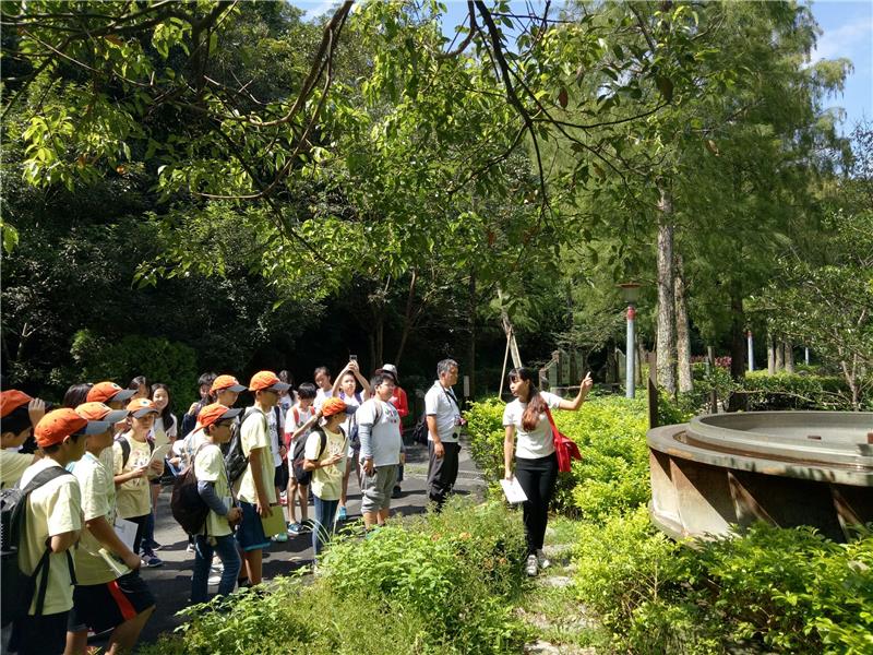 走訪桂山電廠入口處的水輪機展示公園 老師現場解說水流推動水輪機發電的原理