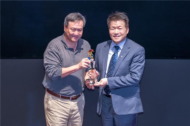 台電副總經理李鴻洲(右)自評審團主席李崗導演手中接下「2019台北金鵰電影展」最佳原創劇本等5項年度大獎。