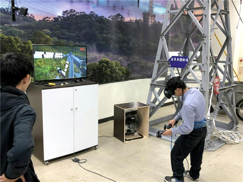 學員透過虛擬實境(VR)模擬訓練，在模擬高度、風速、動物誤攀等環境變數下，實作清洗礙子、線路維護等作業。