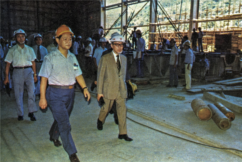 1976年，嚴家淦總統巡視核一廠工程。